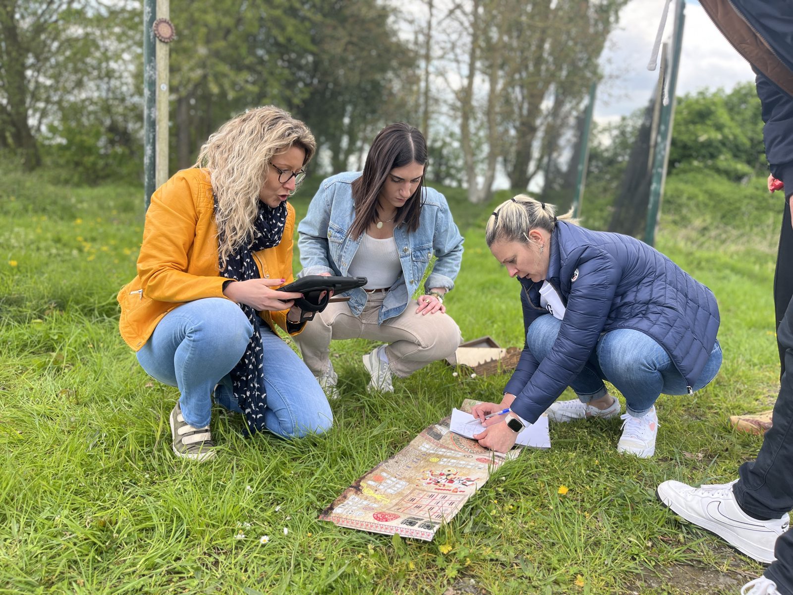Une équipe déchiffre la carte aztèque pendant la chasse au trésor