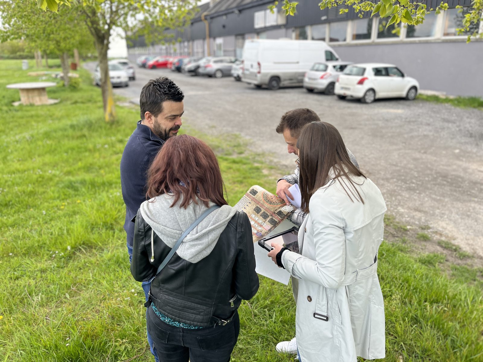 Une équipe en pleine réflexion autour des énigmes